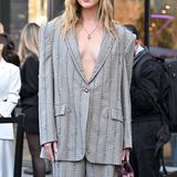 Chiara Ferragni in einem grauen Anzug bei der Fashion Week in Paris
