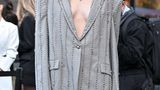 Chiara Ferragni in einem grauen Anzug bei der Fashion Week in Paris