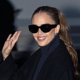 Jessica Alba mit Sonnenbrille und dunklem Mantel