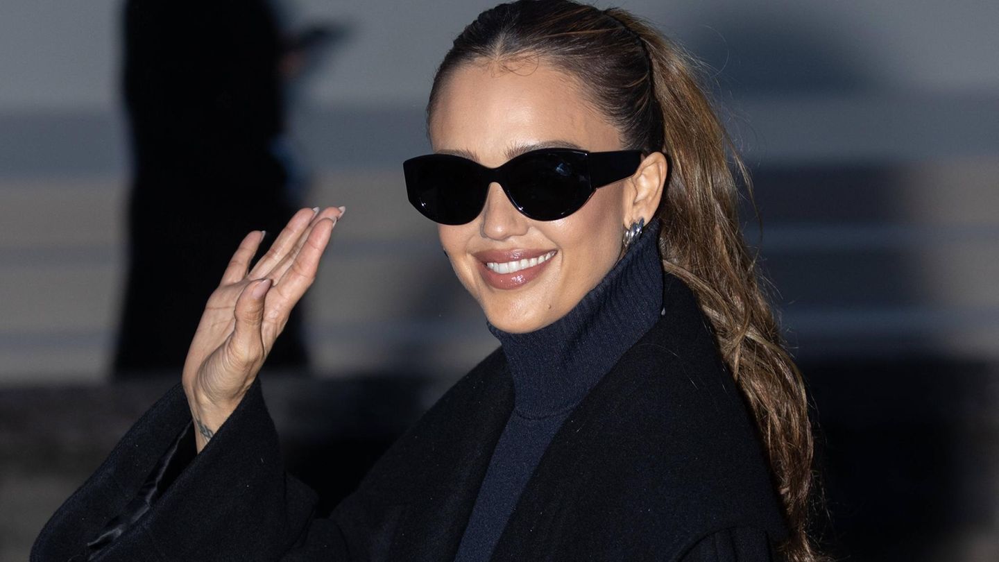 Jessica Alba mit Sonnenbrille und dunklem Mantel