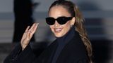 Jessica Alba mit Sonnenbrille und dunklem Mantel