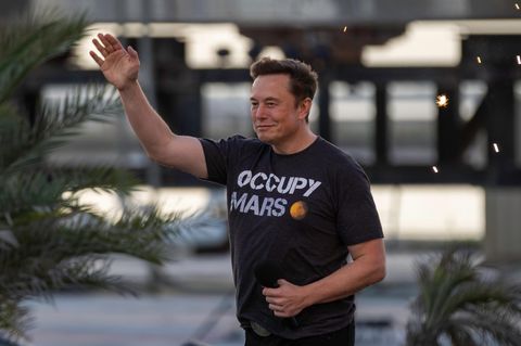 Elon Musk mit einem T-Shirt auf dem steht "Occupy Mars"