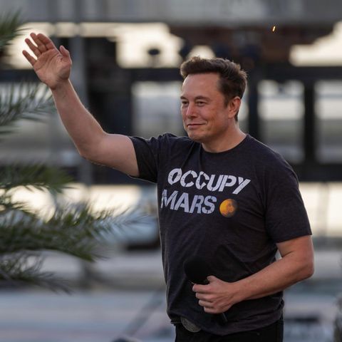 Elon Musk mit einem T-Shirt auf dem steht "Occupy Mars"