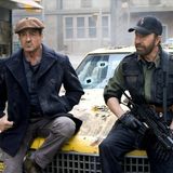 Wenn Chuck Norris von einer Kugel getroffen wird, blutet nicht er, sondern die Kugel  (Norris und sein Schauspielkollege Sylvester Stallone in einer Szene aus „The Expendables 2“, der 2012 in die Kinos kam. Der Film verlieh seiner Karriere noch einmal einen kräftigen Schub.)