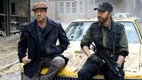 Wenn Chuck Norris von einer Kugel getroffen wird, blutet nicht er, sondern die Kugel     (Norris und sein Schauspielkollege Sylvester Stallone in einer Szene aus "The Expendables 2", der 2012 in die Kinos kam. Der Film verlieh seiner Karriere noch einmal einen kräftigen Aufschwung)