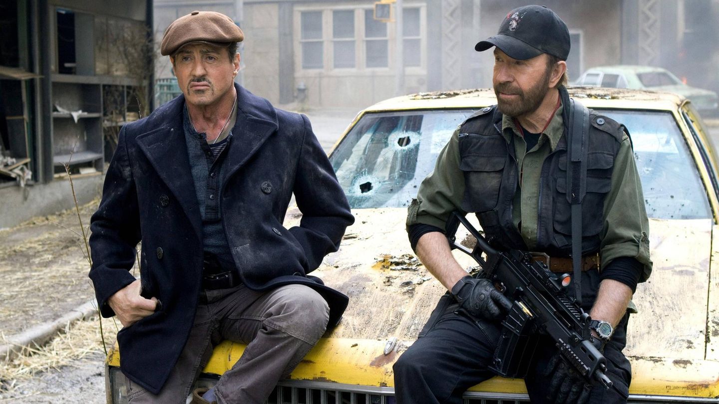 Wenn Chuck Norris von einer Kugel getroffen wird, blutet nicht er, sondern die Kugel  (Norris und sein Schauspielkollege Sylvester Stallone in einer Szene aus „The Expendables 2“, der 2012 in die Kinos kam. Der Film verlieh seiner Karriere noch einmal einen kräftigen Schub.)