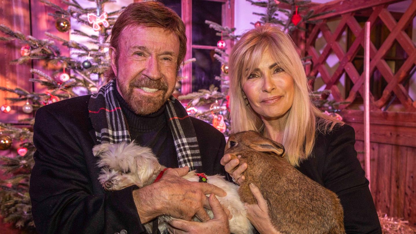 Chuck Norris hat keine Pollenallergie. Pollen haben eine Chuck-Norris-Allergie!    (Der Schauspieler zusammen mit seiner zweiten Ehefrau Gena O'Kelly beim Besuch eines Weihnachtsmarktes. Die beiden hatten nicht nur augenscheinlich ein Herz für Tiere, sondern auch zwei gemeinsame Kinder. Insgesamt war Norris Vater von fünf Kindern.)