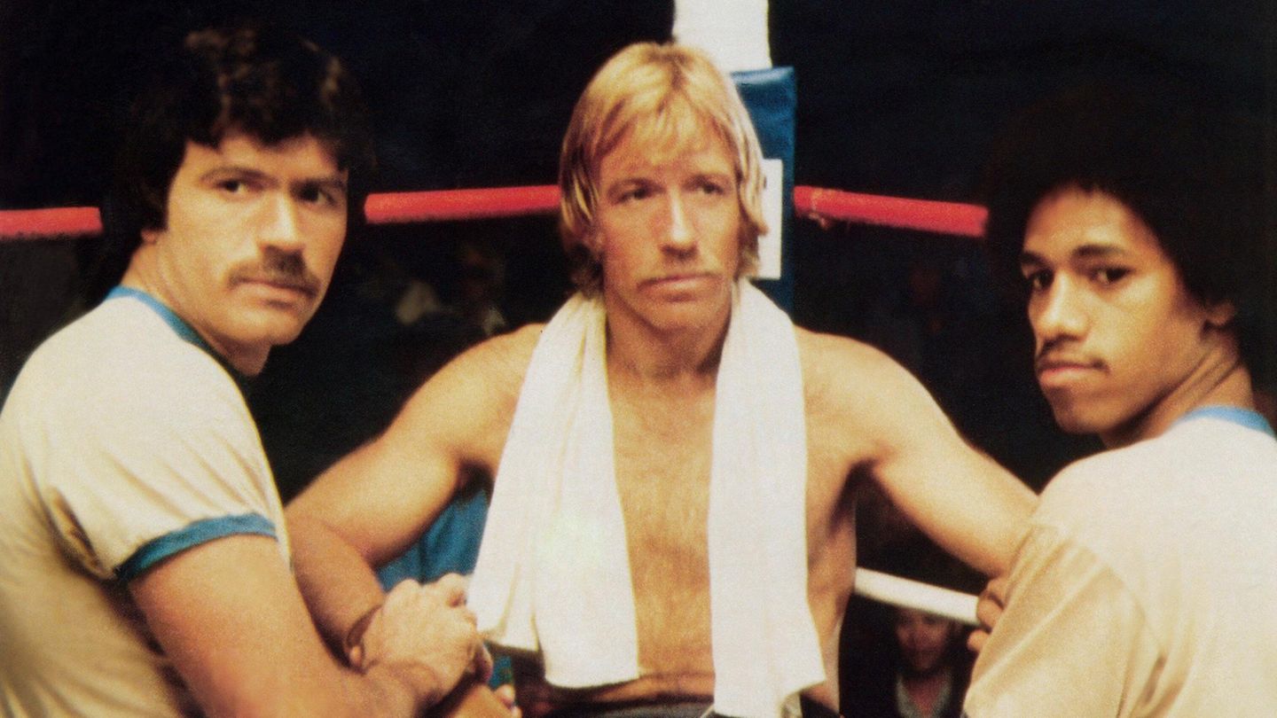 Wie viele Liegestütze schafft Chuck Norris? Alle!    (Filme wie „Der Bulldozer“ von 1979 verhalfen Norris zum Image des wortkargen, schlagkräftigen Kämpfers, gegen den am Ende niemand eine echte Chance hat.) 