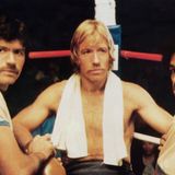 Wie viele Liegestütze schafft Chuck Norris? Alle!    (Filme wie „Der Bulldozer“ von 1979 verhalfen Norris zum Image des wortkargen, schlagkräftigen Kämpfers, gegen den am Ende niemand eine echte Chance hat.) 