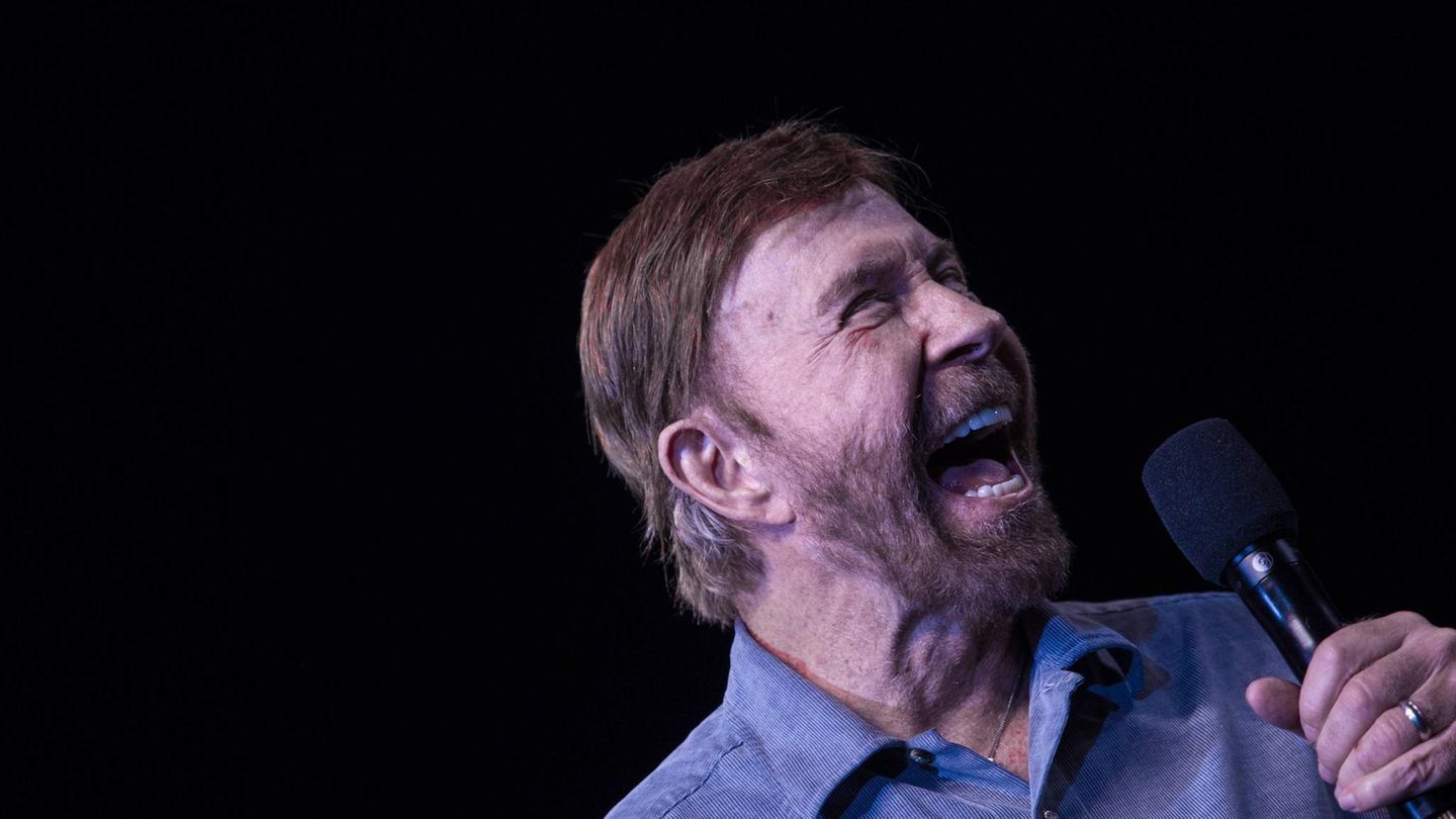 Wenn Chuck Norris dividiert, bleibt kein Rest!    (Der Schauspieler 2018 bei einem Charity-Event. Er engagiert sich unter anderem für Aufklärung über Drogenmissbrauch an Schulen)