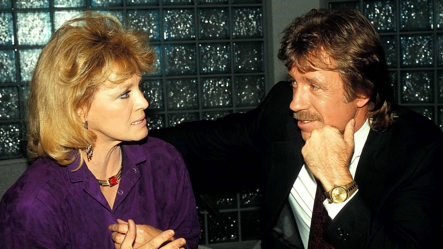 Chuck Norris macht alle Frauen schwach, indem er bloß „Buhja!“ sagt  (Wie empfänglich Schauspielkollegin Angie Dickinson für den Charme des Chuck Norris war, ist nicht bekannt. Auf einer Hollywood-Party 1986 waren sie jedoch tief in ein Gespräch vertieft.)