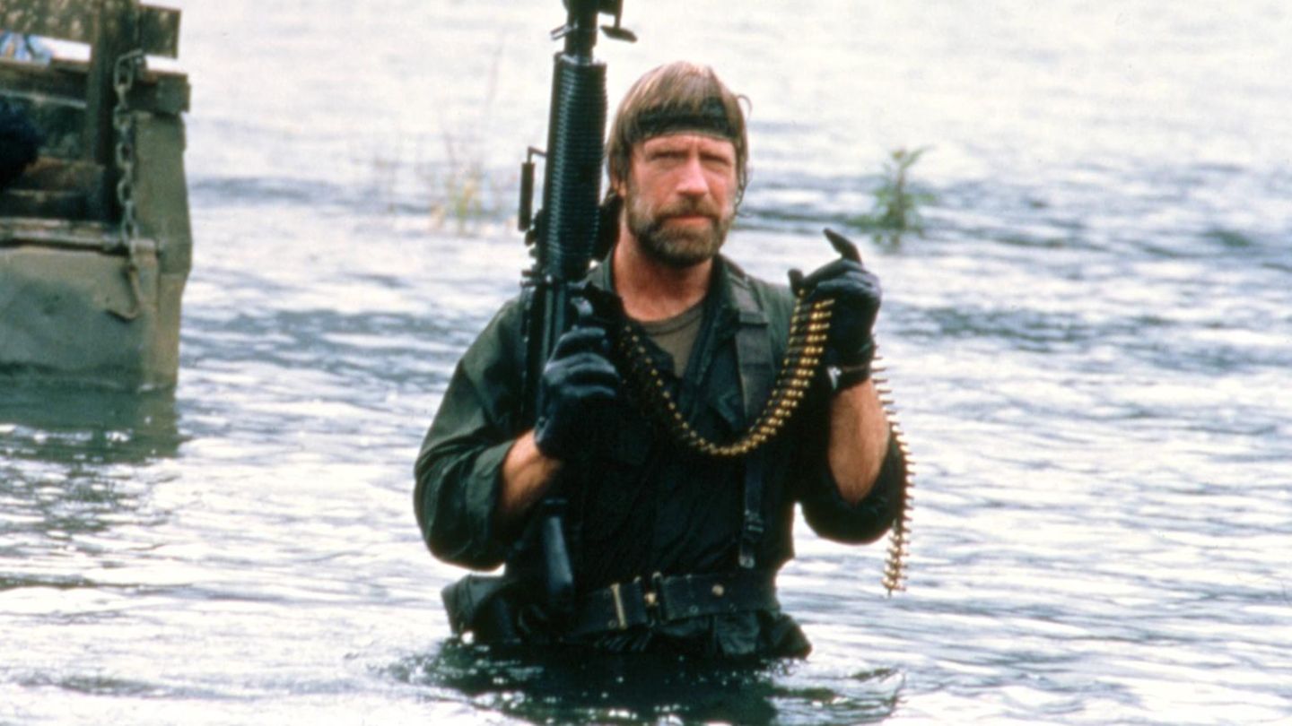 Chuck Norris trinkt seinen Kaffee ohne Wasser    (Hier watet der Hollywood-Star für den Film "Missing In Action" von 1984 durch die Flüsse Vietnams. Im echten Leben verlor er seinen Bruder Wieland 1970 im Vietnamkrieg)