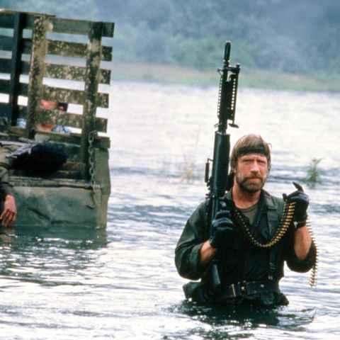 Chuck Norris trinkt seinen Kaffee ohne Wasser    (Hier watet der Hollywood-Star für den Film "Missing In Action" von 1984 durch die Flüsse Vietnams. Im echten Leben verlor er seinen Bruder Wieland 1970 im Vietnamkrieg)