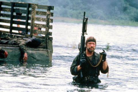 Chuck Norris trinkt seinen Kaffee ohne Wasser    (Hier watet der Hollywood-Star für den Film "Missing In Action" von 1984 durch die Flüsse Vietnams. Im echten Leben verlor er seinen Bruder Wieland 1970 im Vietnamkrieg)