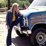 Chuck Norris hat nach seiner Geburt seine Mutter heimgefahren!    (1977 spielte Chuck Norris in "Breaker! Breaker!" einen Trucker, der sich gegen Polizeiwillkür zur Wehr setzt)