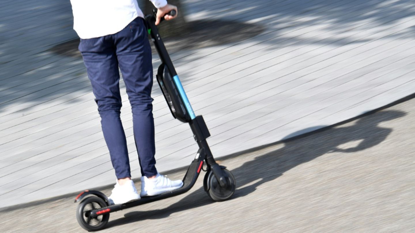 Mann auf einem E-Scooter