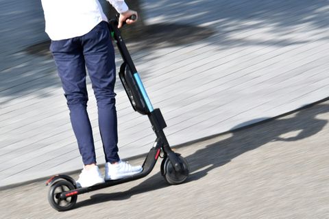 Mann auf einem E-Scooter
