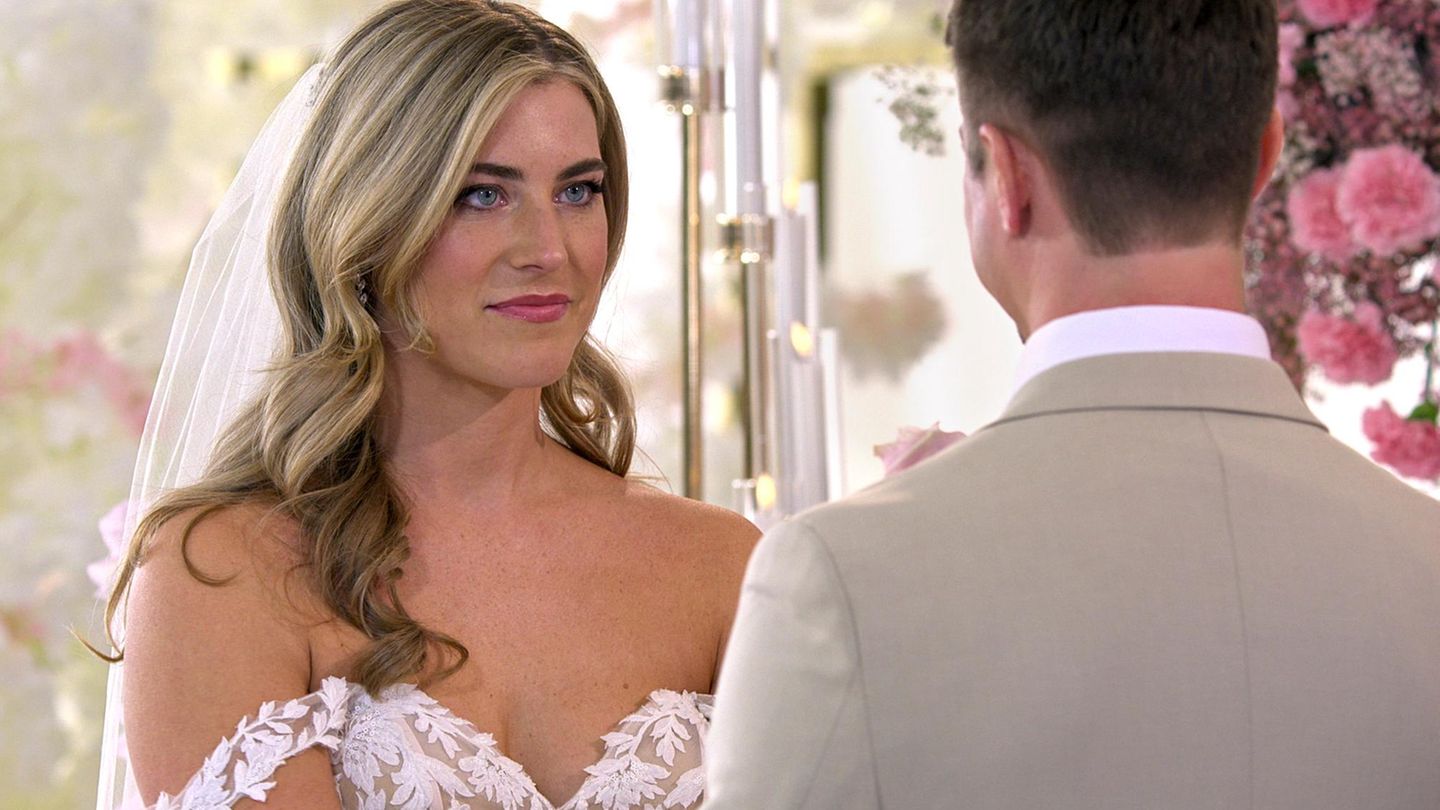 "Love is Blind"-Kandidatin Sara vor dem Altar mit Ben