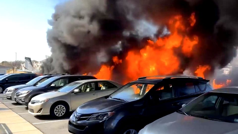 Kleinflugzeug stürzt auf Parkplatz – und brennt aus (Video) Kleinflugzeug stürzt auf Parkplatz – und brennt aus (Video)