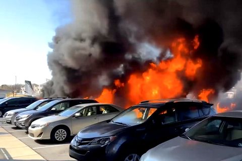 Kleinflugzeug stürzt auf Parkplatz – und brennt aus (Video)