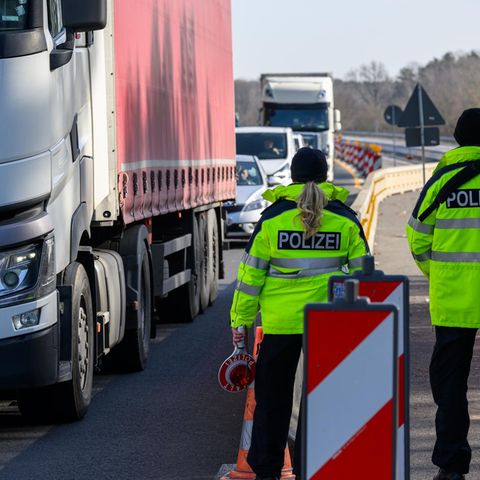 Bundespolizisten stehen bei der Eireisekontrolle an einem deutsch-polnischen Grenzübergang