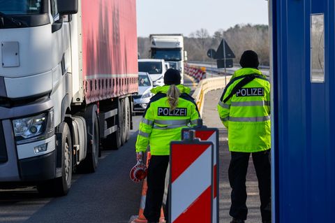 Bundespolizisten stehen bei der Eireisekontrolle an einem deutsch-polnischen Grenzübergang
