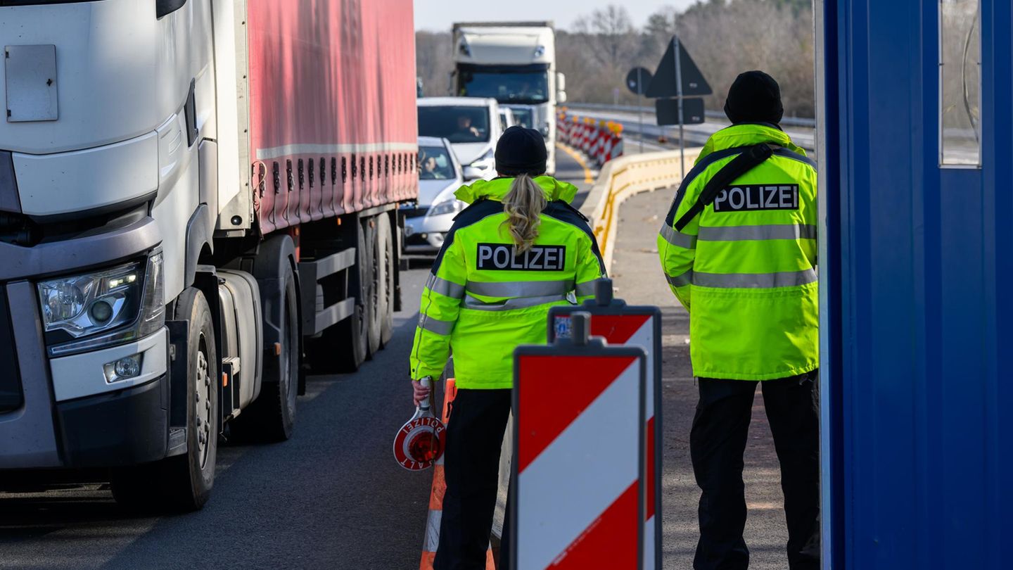 Bundespolizisten stehen bei der Eireisekontrolle an einem deutsch-polnischen Grenzübergang