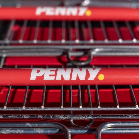 Penny Markt Rückruf Obst Symbolbild: Einkaufswagen mit Logo von Penny Markt