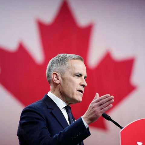 Mark Carney, Kanads neuer Premier steht an einem Pult vor einer Flagge Kanadas
