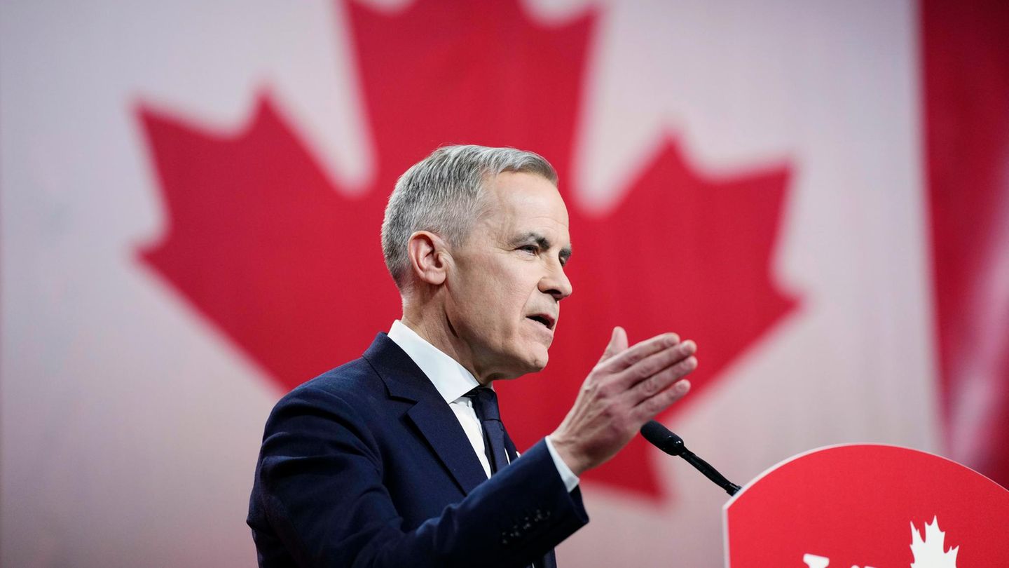Mark Carney, Kanads neuer Premier steht an einem Pult vor einer Flagge Kanadas Mark Carney, Kanads neuer Premier steht an einem Pult vor einer Flagge Kanadas