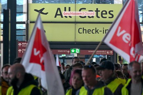 Streikende im Flughafen Berlin/Brandenburg