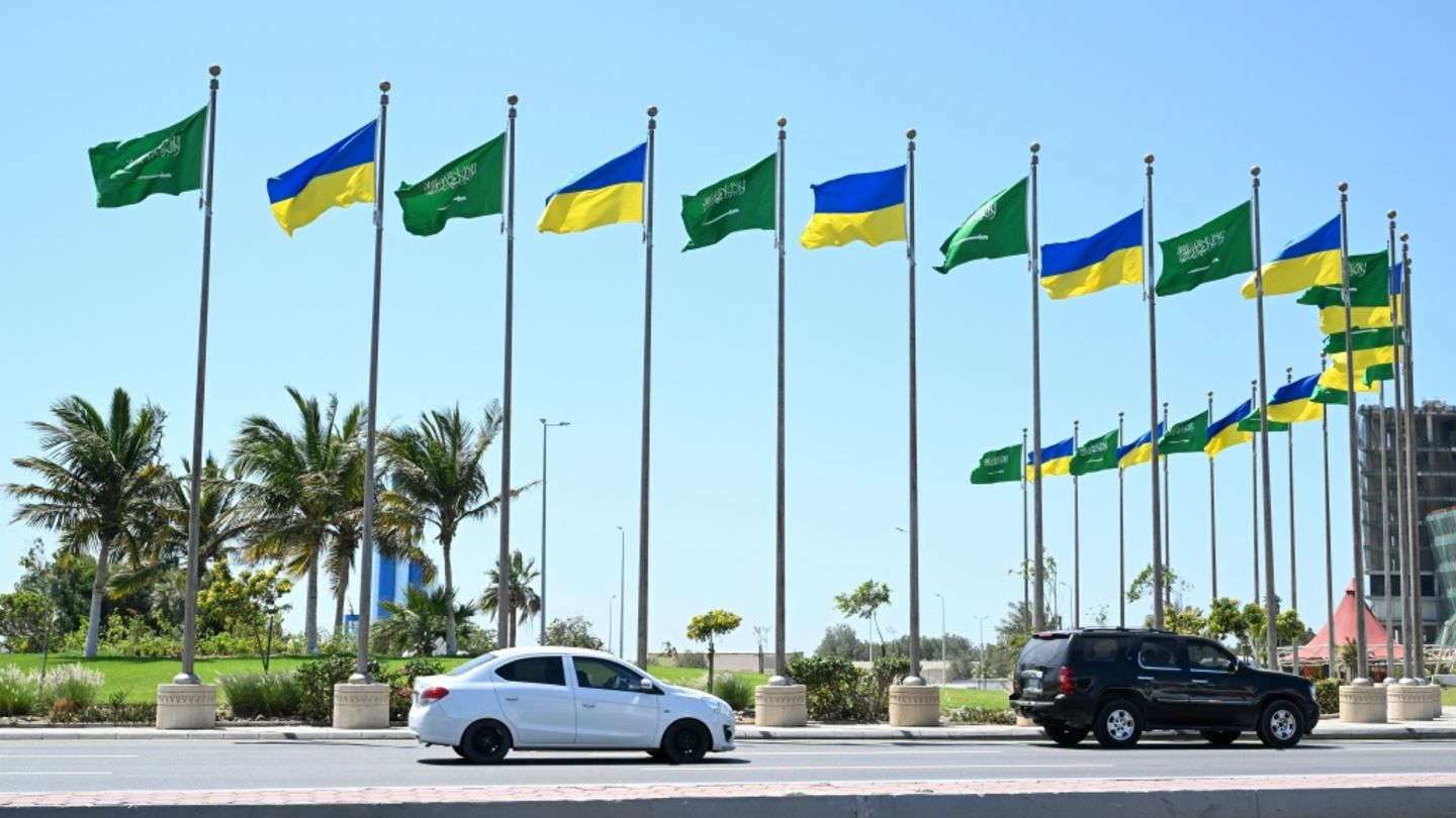 Flaggen Saudi-Arabiens und der Ukraine in Dschidda