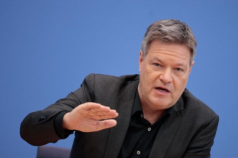 Robert Habeck von den Grünen spricht und gestikuliert in der Bundespressekonferenz