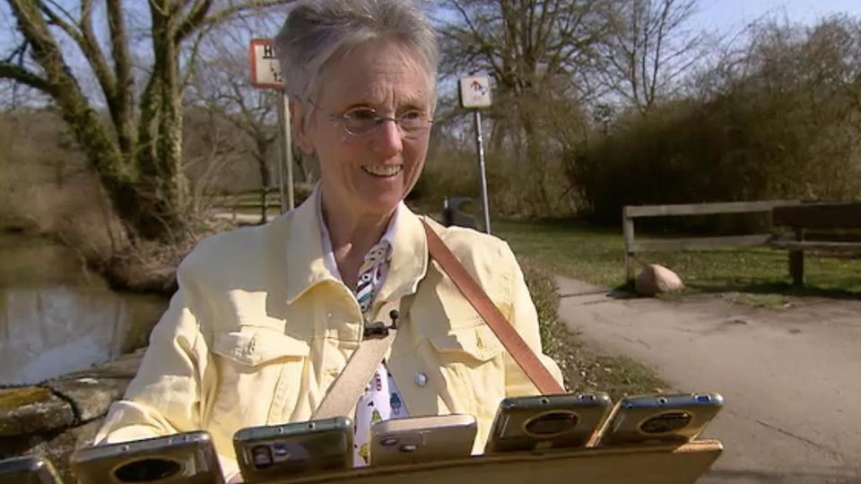 Pokémon-Go-Oma: Diese 72-Jährige spielt täglich mit sechs Handys (Video)