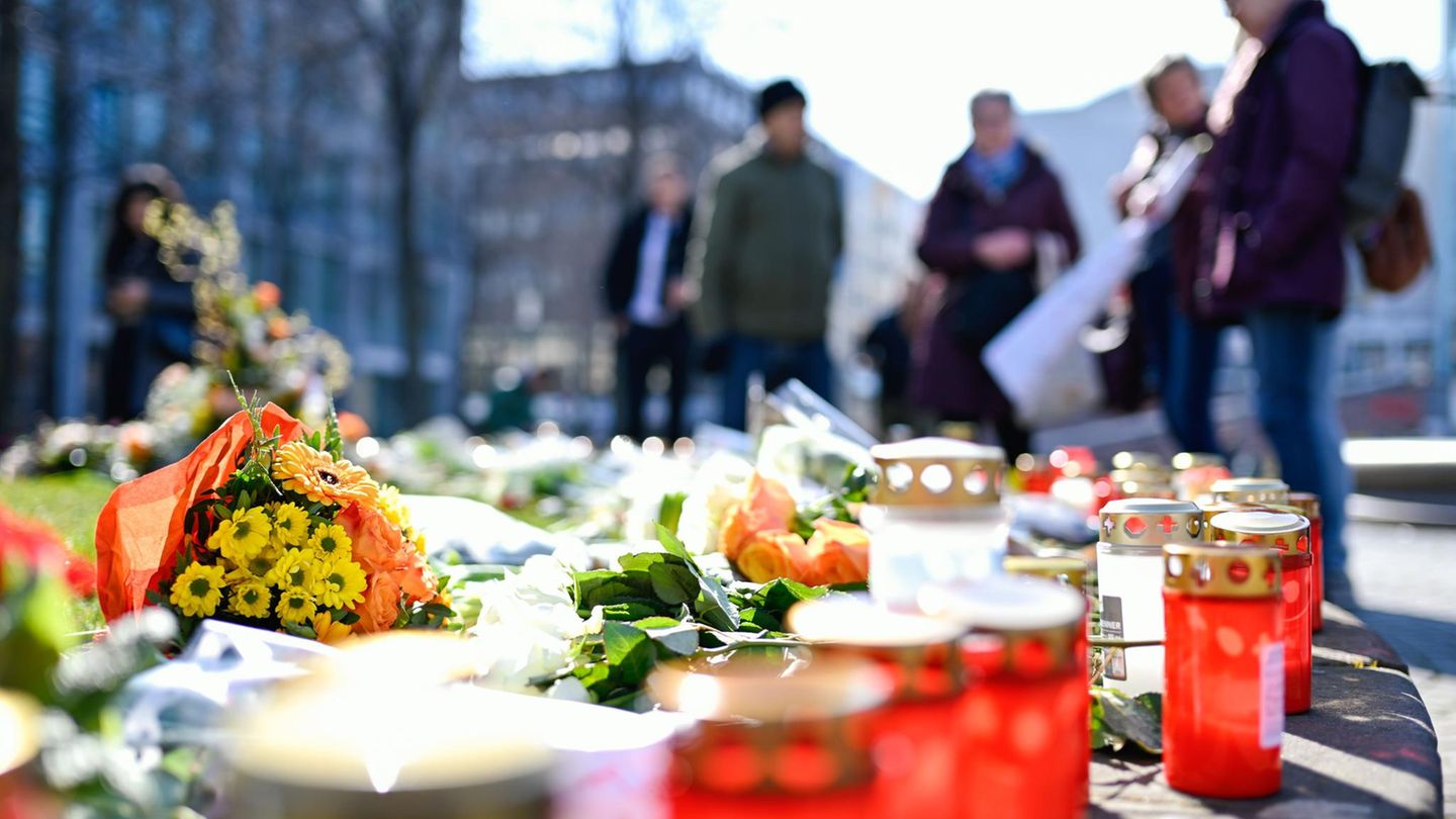 Grablichter und Blumen liegen nach der Amokfahrt in Mannheim auf dem Boden. Soziale Medien befeuern Wut und Angst Grablichter und Blumen liegen nach der Amokfahrt in Mannheim auf dem Boden. Soziale Medien befeuern Wut und Angst