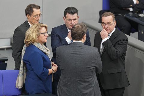 Die SPD-Genossen sehen nachdenklich aus