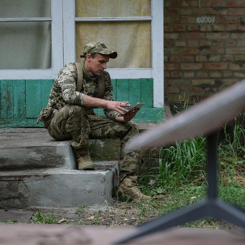 Ein ukrainischer Soldat versucht sich mit einem mobilen Starlink-Terminal zu verbinden