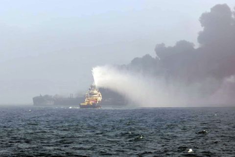 Auf dem Foto ist schwarzer Rauch zu sehen, der nach einer Kollision zwischen einem Öltanker und einem Frachtschiff vor der Küste von East Yorkshire in die Luft steigt.