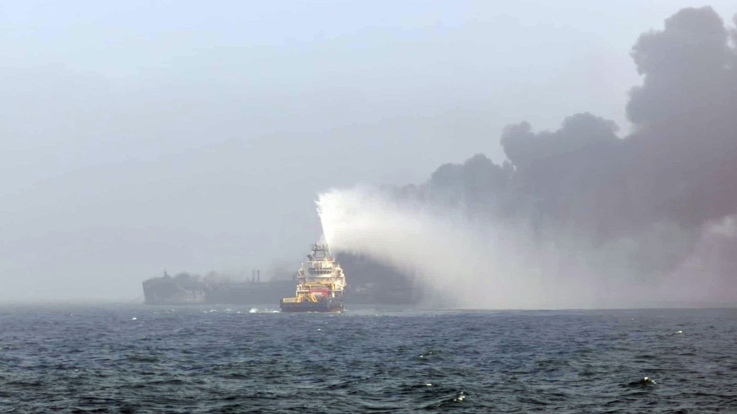 Auf dem Foto ist schwarzer Rauch zu sehen, der nach einer Kollision zwischen einem Öltanker und einem Frachtschiff vor der Küste von East Yorkshire in die Luft steigt.