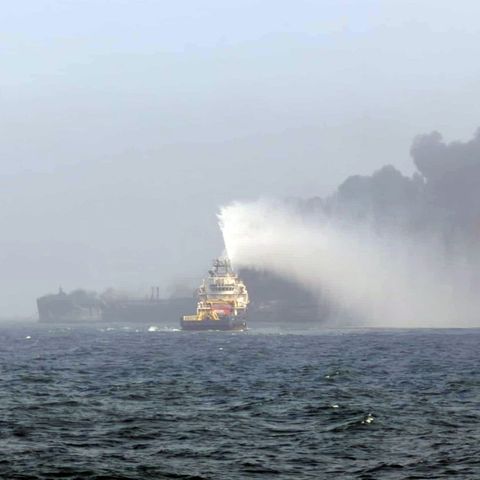 Auf dem Foto ist schwarzer Rauch zu sehen, der nach einer Kollision zwischen einem Öltanker und einem Frachtschiff vor der Küste von East Yorkshire in die Luft steigt.