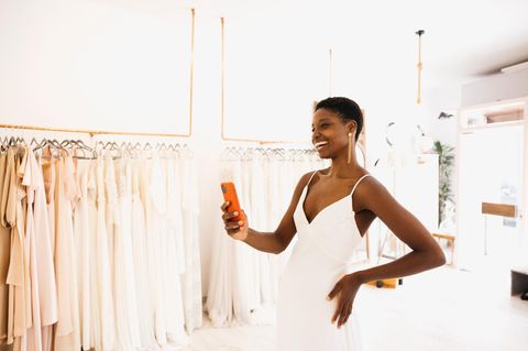 Schlichte Eleganz: Die Brautkleider-Trends 2025 liegen zwischen schlicht und opulent