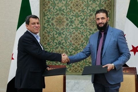 Ahmed al-Scharaa (R) mit SDF-Chef Maslum Abdi
