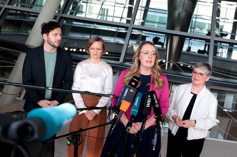 Die Parteispitze der Grünen bei einem Pressetermin in Berlin zum Finanzpaket