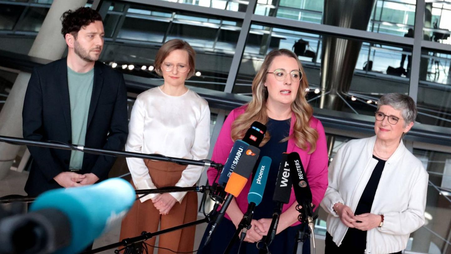 Die Parteispitze der Grünen bei einem Pressetermin in Berlin zum Finanzpaket