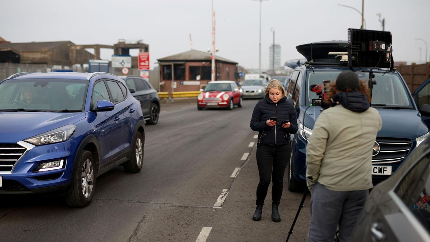 Ein TV-Team berichtet über den Zusammenstoß der "Stena Immaculate"