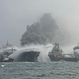 Rauchsäule nach Schiffskollision