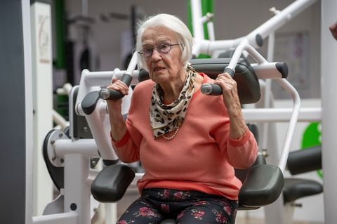 Im Sessel sitzen – das ist für Lord gar nichts – sie macht lieber Sport