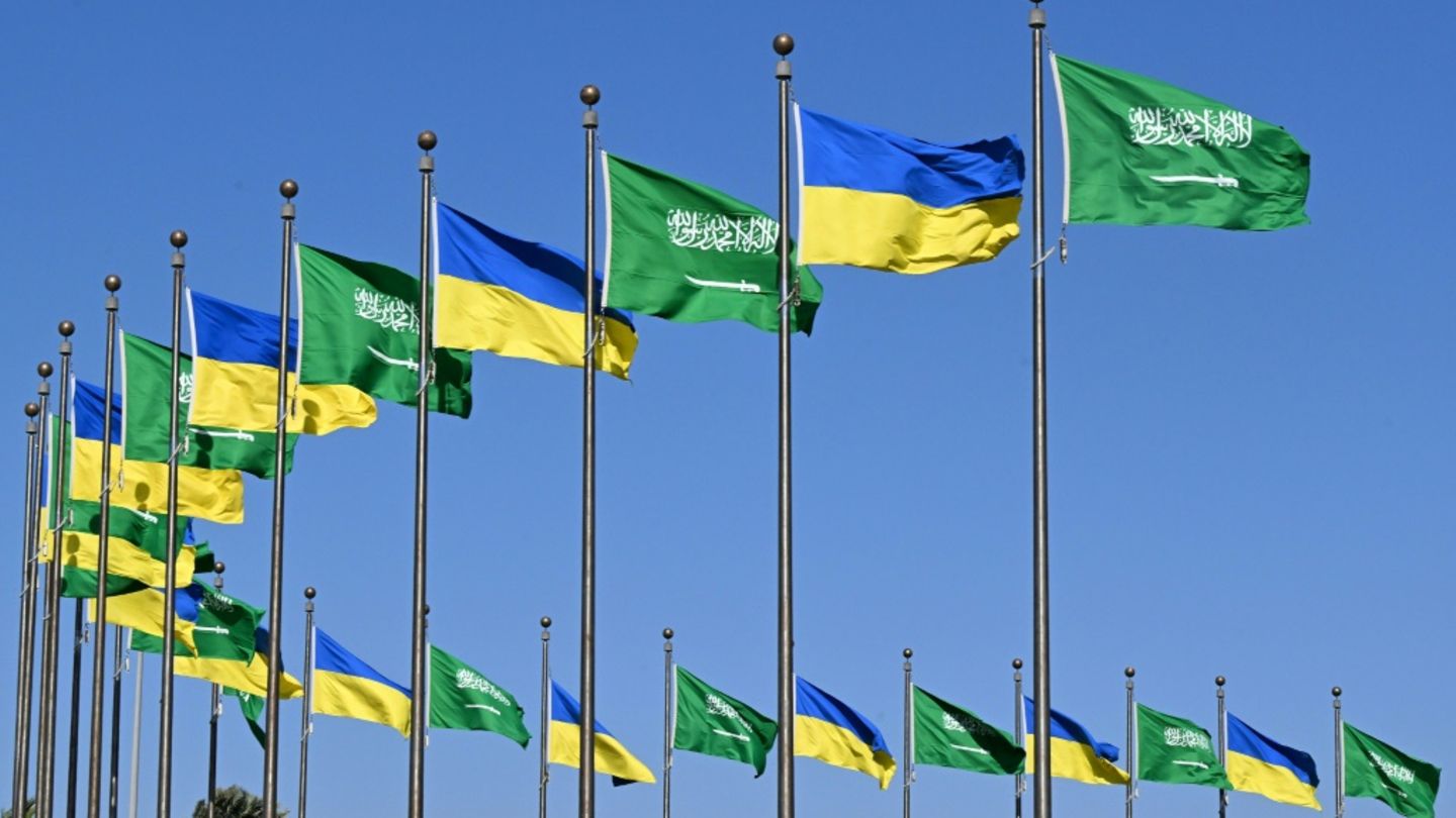 Flaggen der Ukraine und Saudi-Arabiens in Dschidda