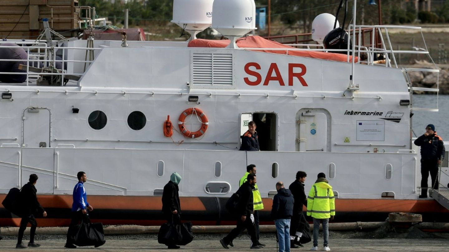 Migranten gehen in Albanien von Bord eines italienischen Schiffes