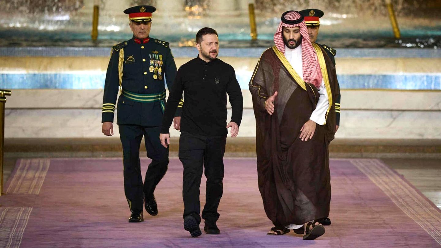 Ukraine: Selenskyj für Gefangenen-Freilassung zur Vertrauensbildung Wolodymyr Selenskyj, Präsident der Ukraine, beim Treffen mit dem saudischen Kronprinzen Mohammed bin Salman